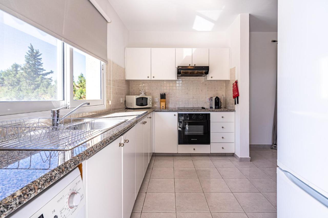 Summer Breeze Holiday Apartment With Pool パ フォス エクステリア 写真